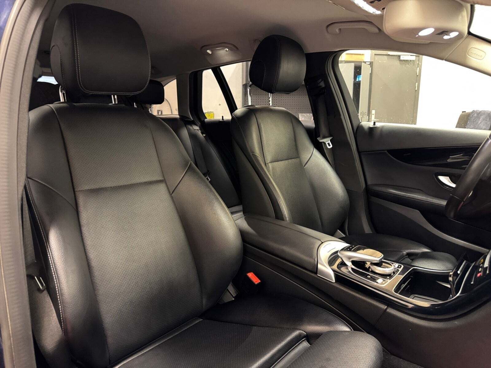 Blå Mercedes C220 d fra 2018