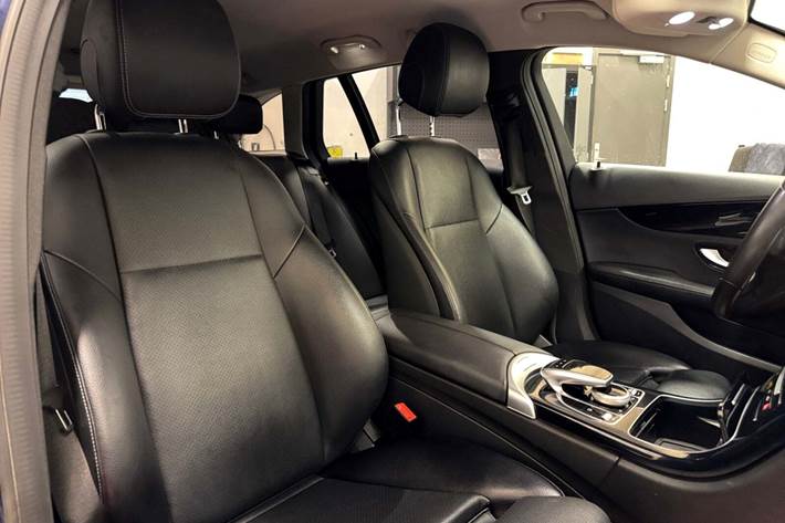 Blå Mercedes C220 d fra 2018