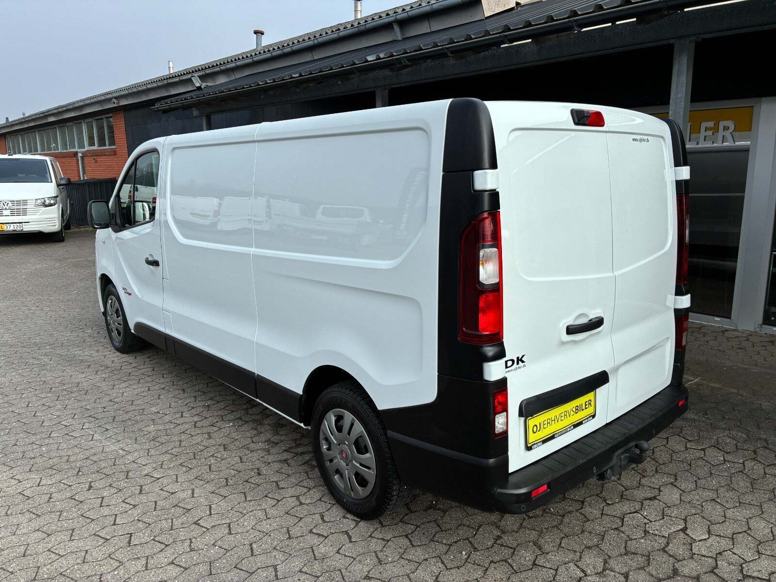 Hvid Fiat Talento fra 2016 set udefra