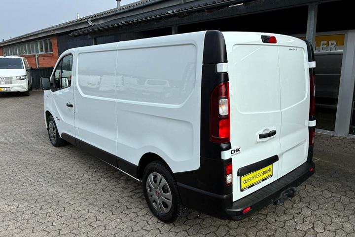 Hvid Fiat Talento fra 2016 set udefra