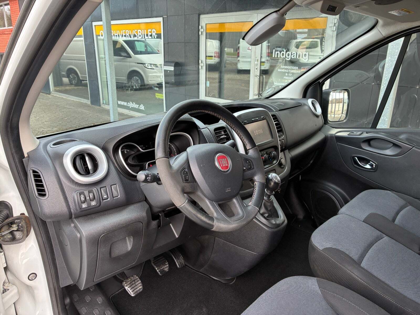 Hvid Fiat Talento fra 2016 set indefra