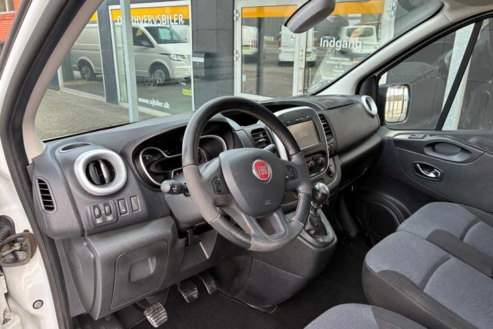 Hvid Fiat Talento fra 2016 set indefra