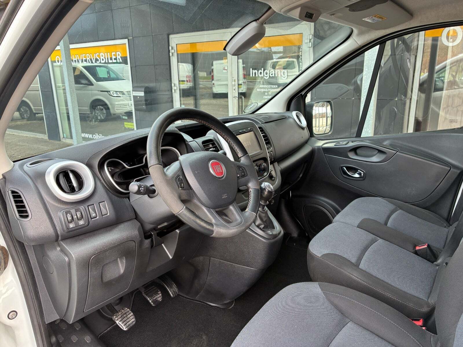 Hvid Fiat Talento fra 2016 set indefra
