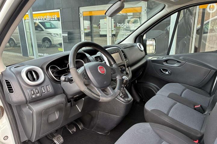 Hvid Fiat Talento fra 2016 set indefra