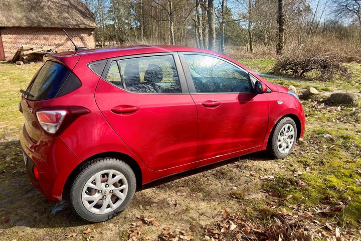 Rød Hyundai i10 fra 2019