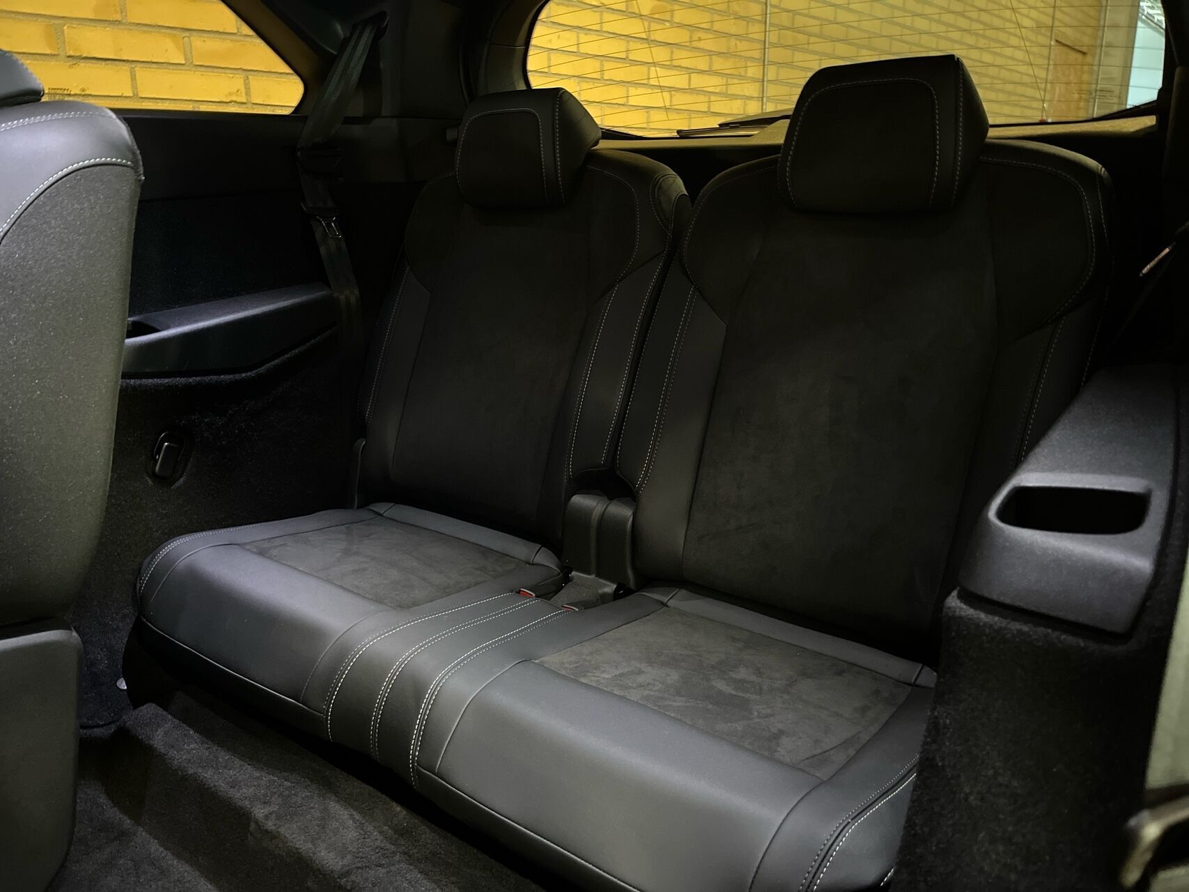 Grå Peugeot e-5008 fra 2025