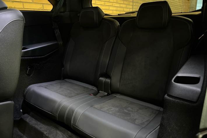 Grå Peugeot e-5008 fra 2025