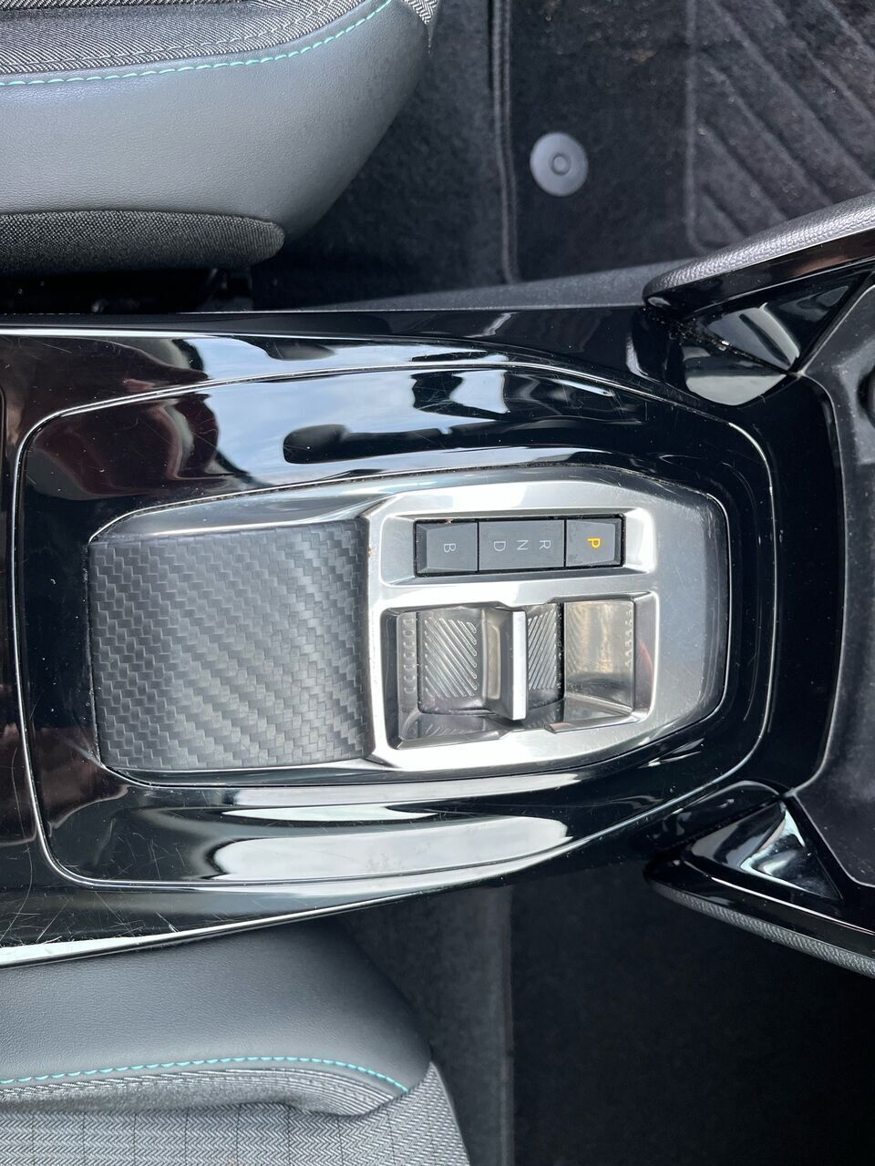 Hvid Peugeot e-2008 fra 2022