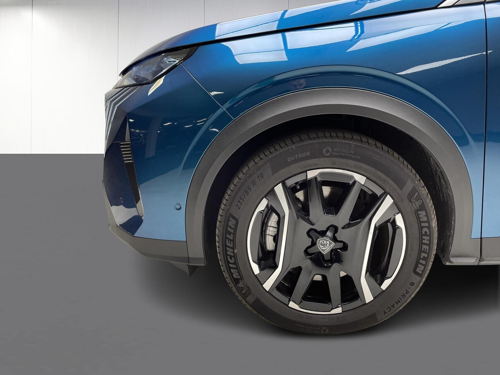 Blå Peugeot e-5008 fra 2025