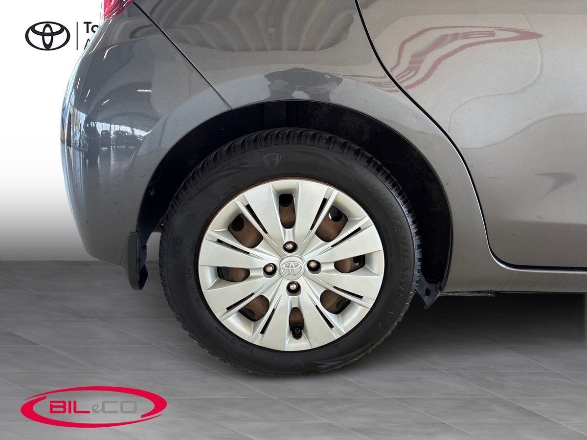 Sort Toyota Yaris fra 2015