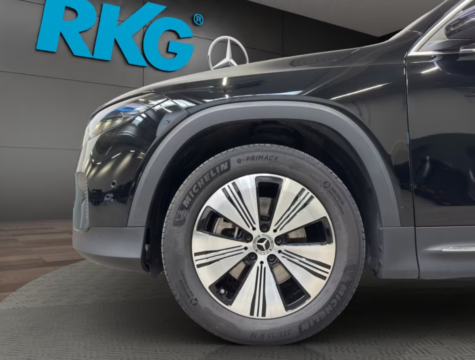 Sort Mercedes EQB250+ fra 2024