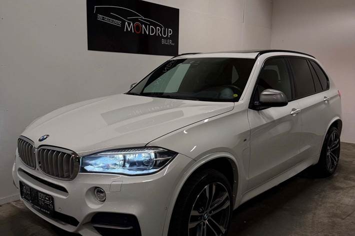 Hvid BMW X5 fra 2014 set udefra
