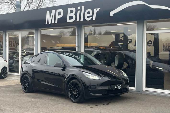 Sort Tesla Model Y fra 2024