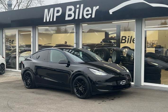 Sort Tesla Model Y fra 2024
