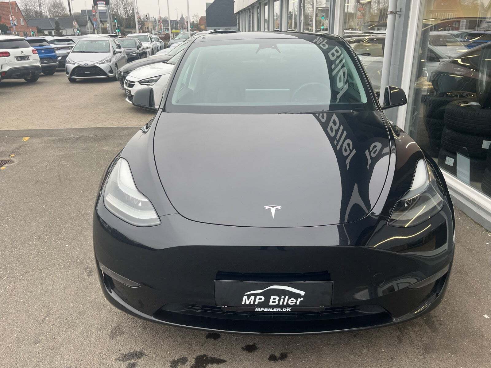 Sort Tesla Model Y fra 2024