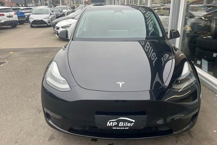 Sort Tesla Model Y fra 2024