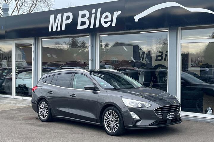 Grå Ford Focus fra 2019 set udefra