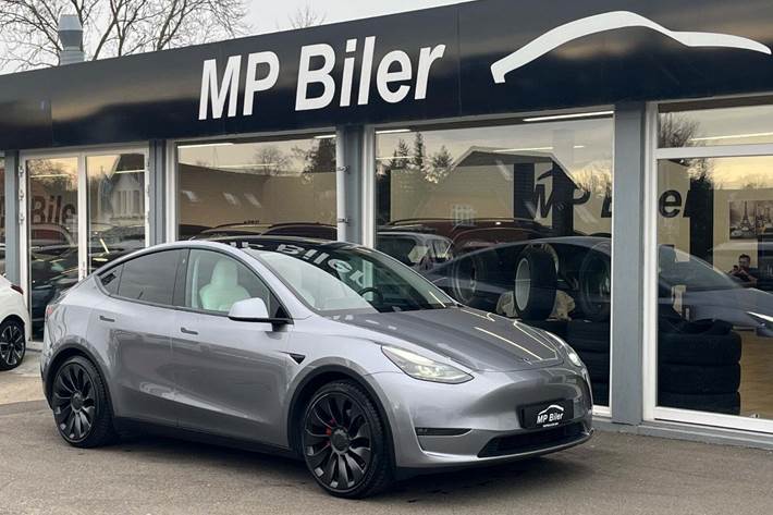 Grå Tesla Model Y fra 2023