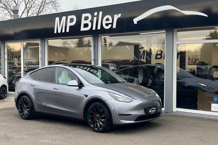 Grå Tesla Model Y fra 2023