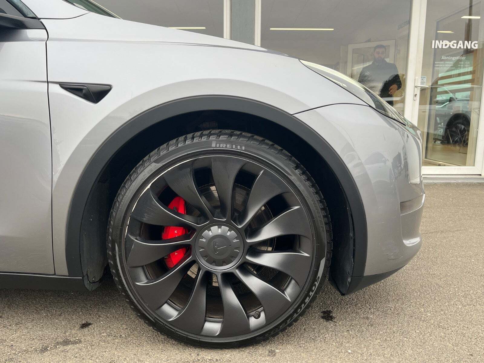 Grå Tesla Model Y fra 2023