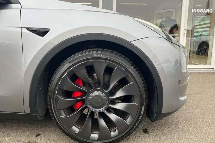 Grå Tesla Model Y fra 2023