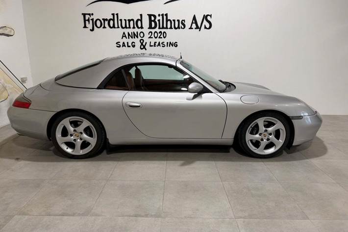 Sølv Porsche 911 Carrera fra 1999