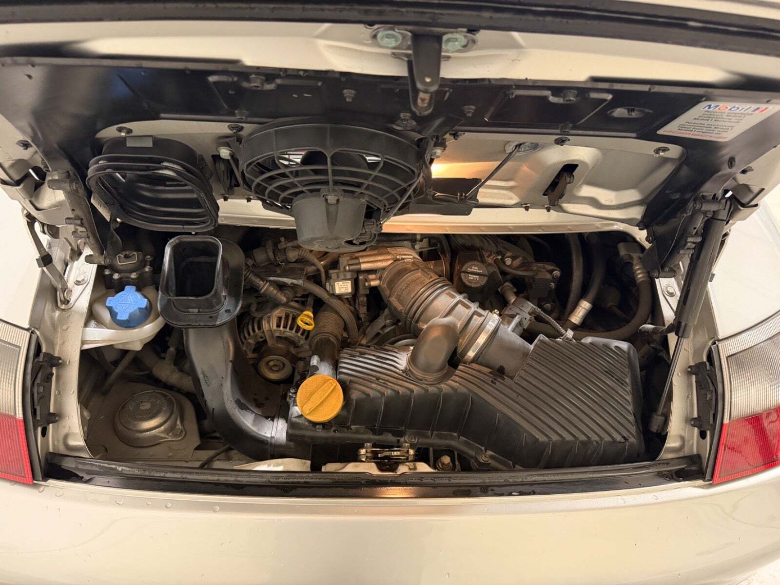 Sølv Porsche 911 Carrera fra 1999