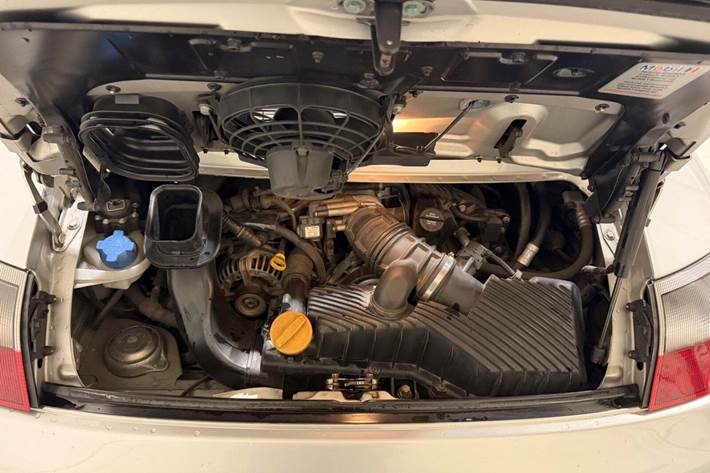 Sølv Porsche 911 Carrera fra 1999