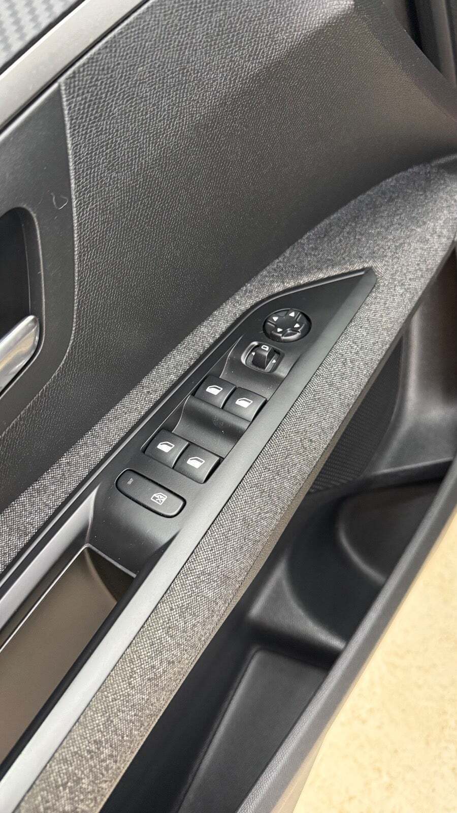 Grå Peugeot 5008 fra 2018