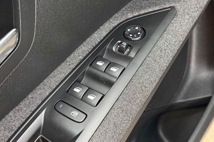 Grå Peugeot 5008 fra 2018