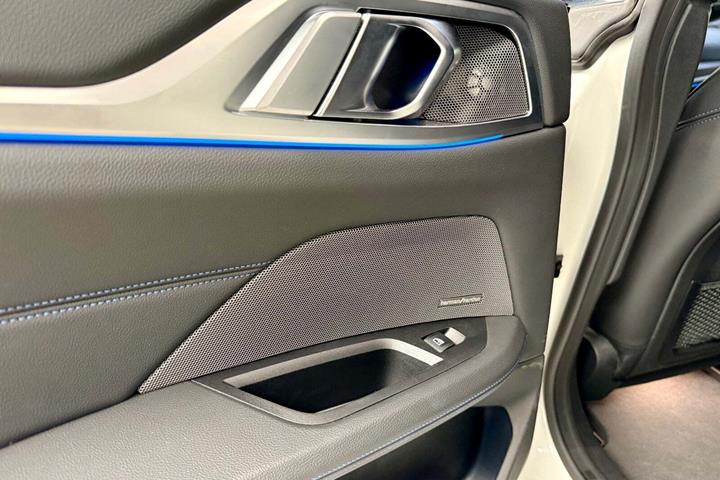 Hvid BMW i4 fra 2022