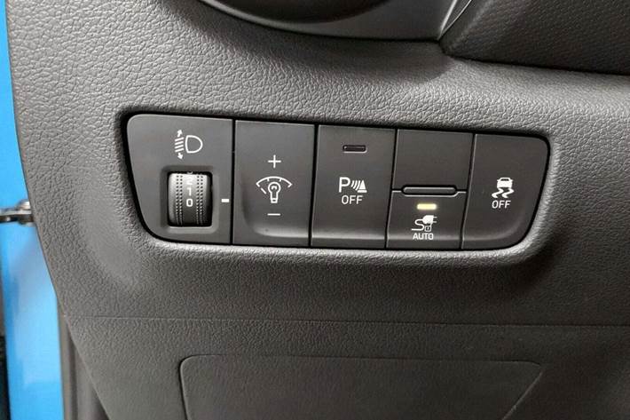 Blå Hyundai Kona fra 2022