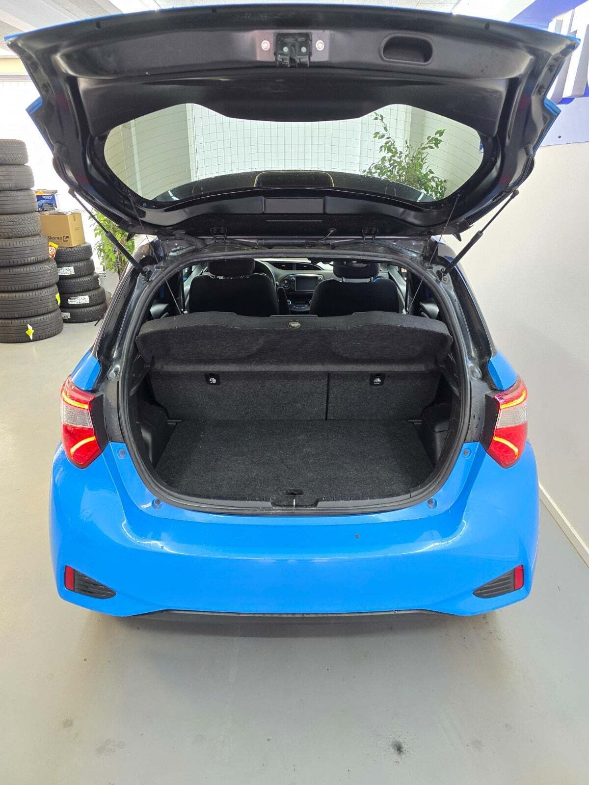 Blå Toyota Yaris fra 2019