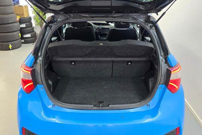 Blå Toyota Yaris fra 2019