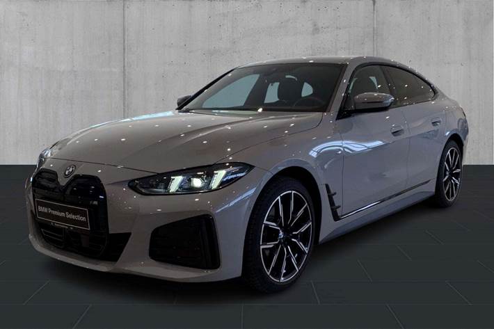 Grå BMW i4 fra 2026 set udefra