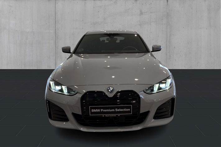 Grå BMW i4 fra 2026