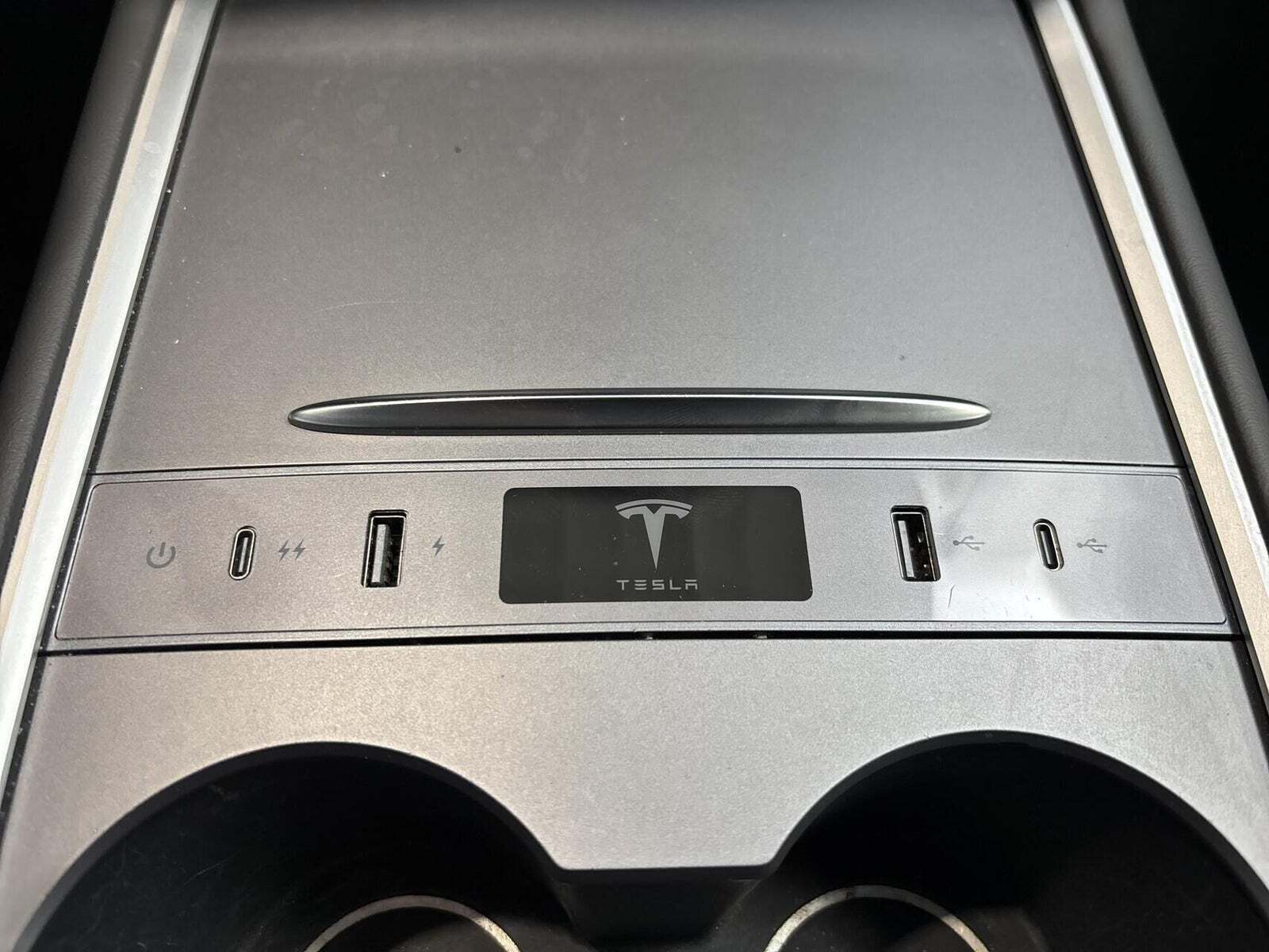 Sort Tesla Model Y fra 2022