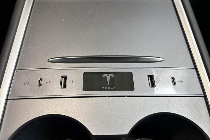 Sort Tesla Model Y fra 2022