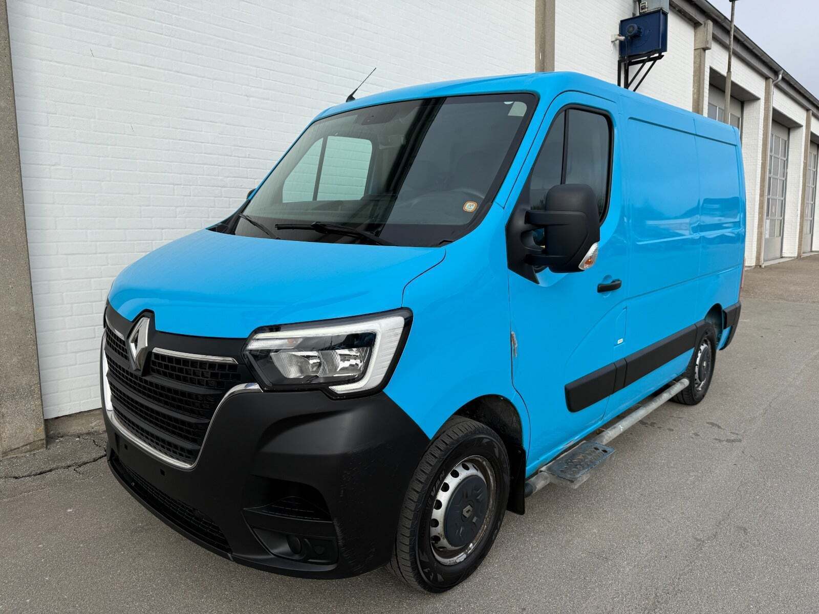 Blå Renault Master IV T33 fra 2019