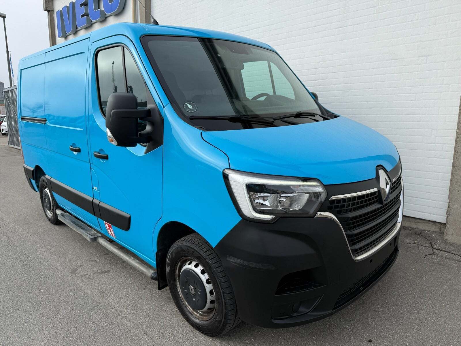 Blå Renault Master IV T33 fra 2019
