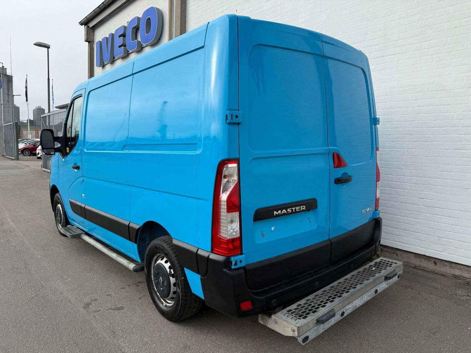 Blå Renault Master IV T33 fra 2019