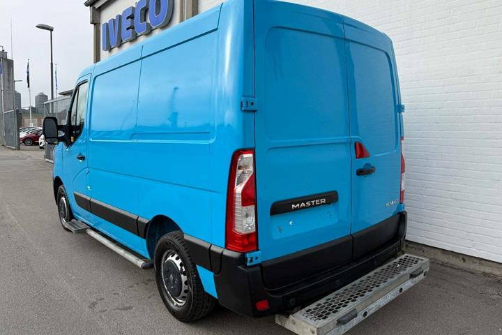 Blå Renault Master IV T33 fra 2019