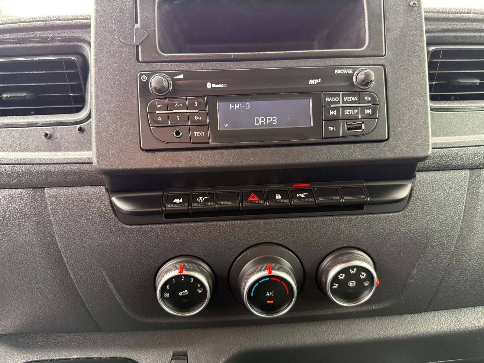 Blå Renault Master IV T33 fra 2019