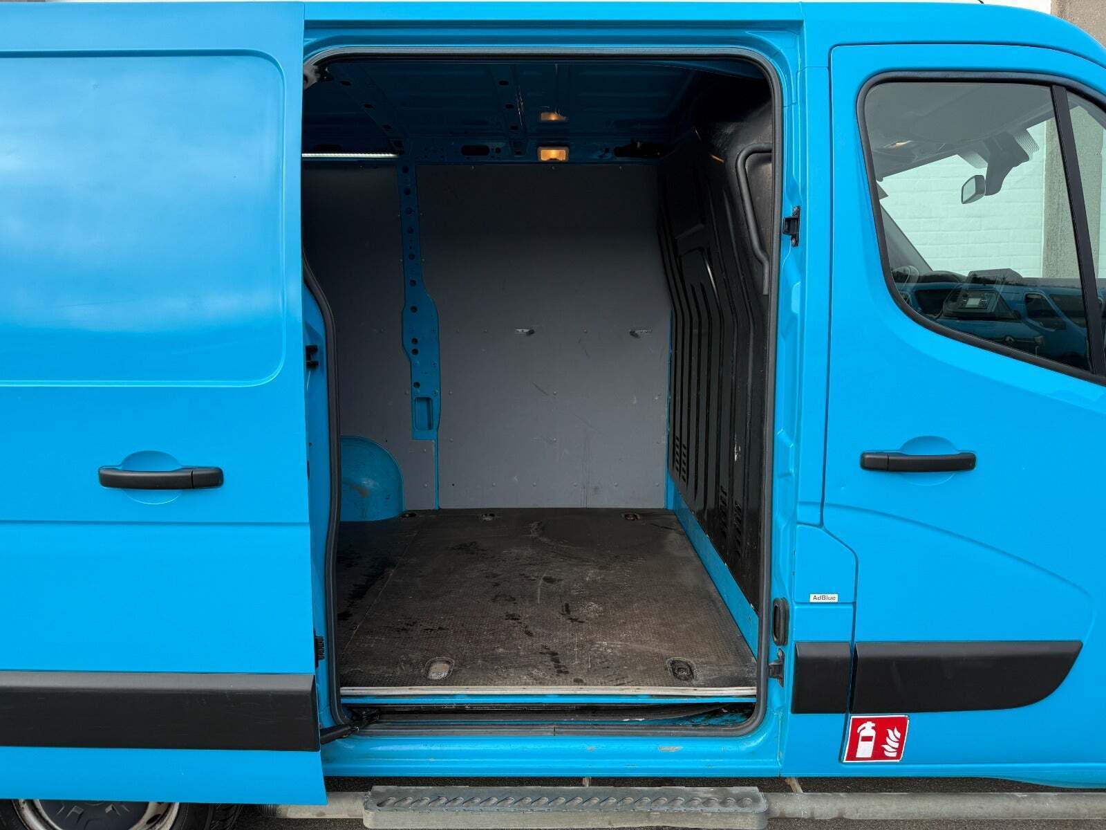 Blå Renault Master IV T33 fra 2019