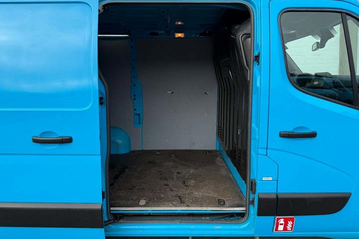 Blå Renault Master IV T33 fra 2019
