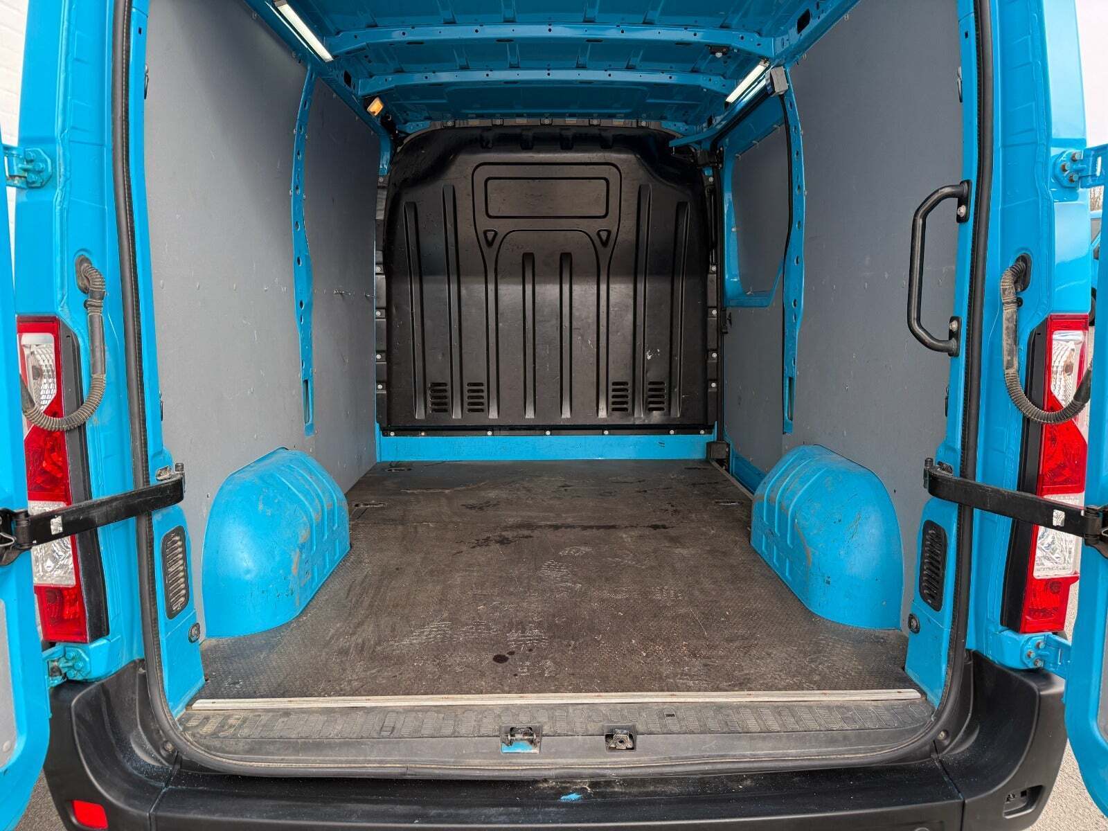 Blå Renault Master IV T33 fra 2019