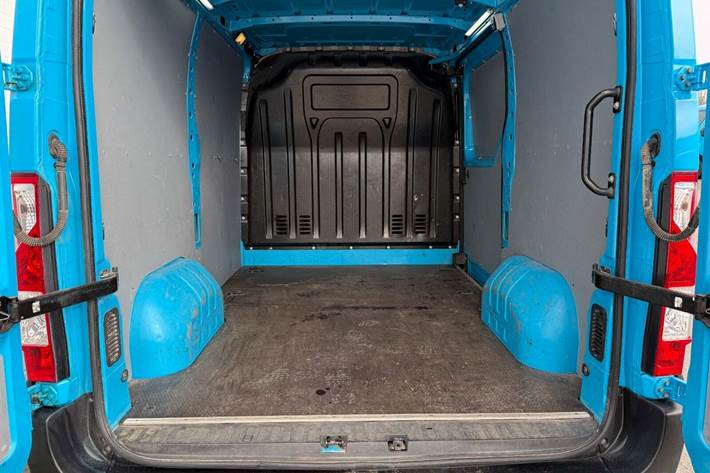 Blå Renault Master IV T33 fra 2019