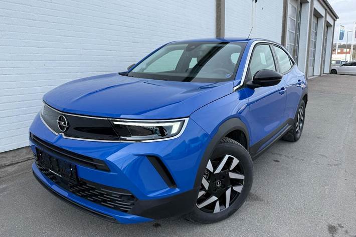 Blå Opel Mokka-e fra 2023