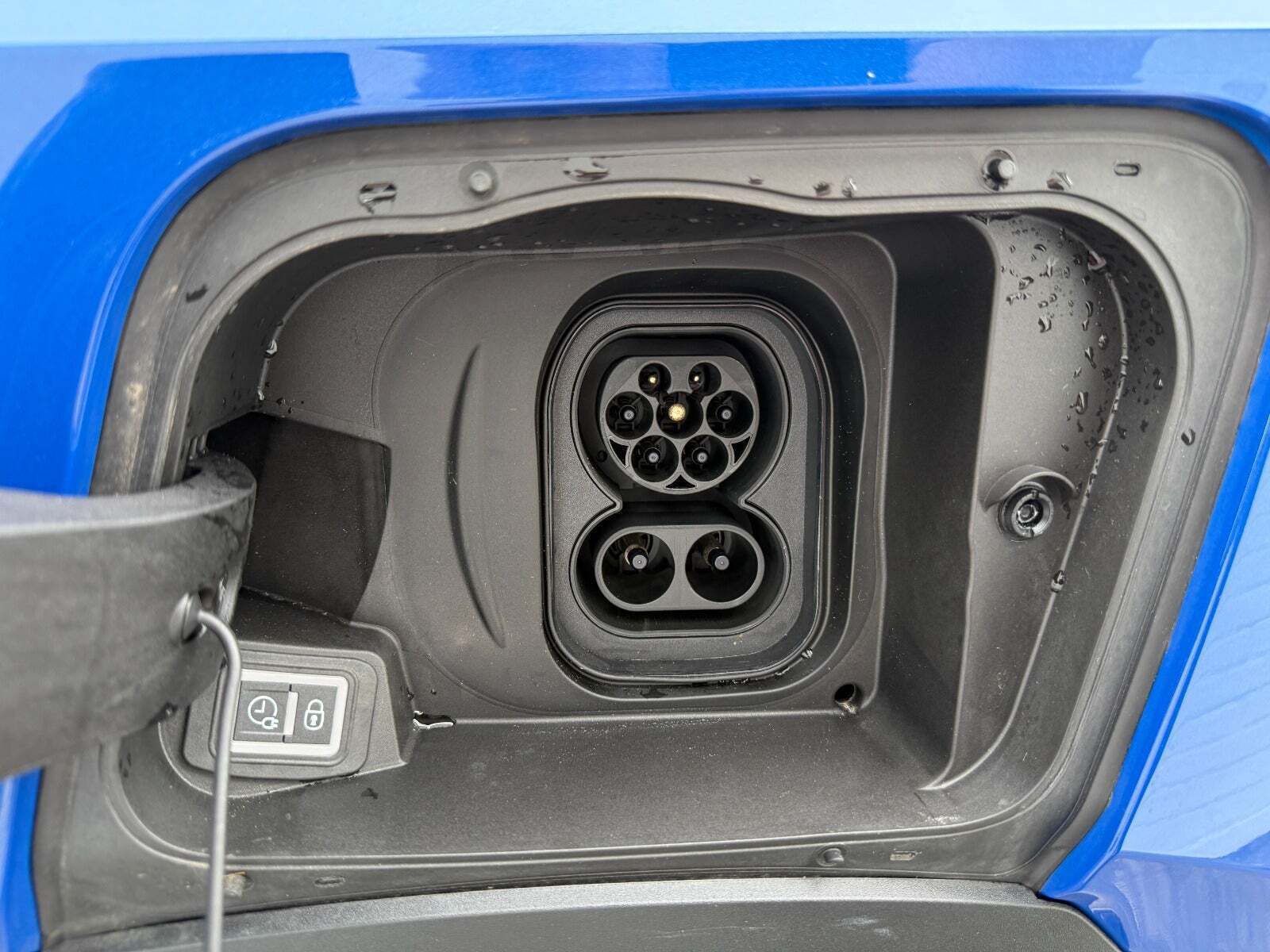 Blå Opel Mokka-e fra 2023