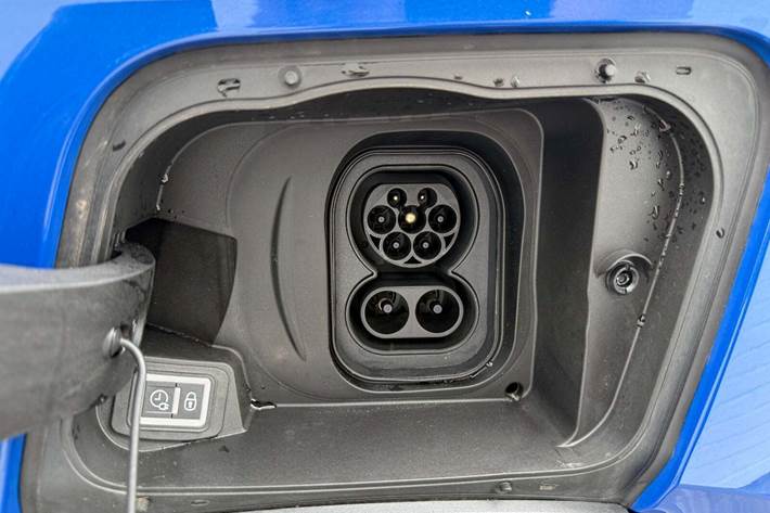 Blå Opel Mokka-e fra 2023